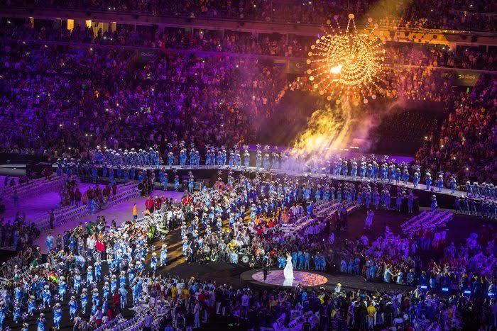 epa05547374 The Paralympic Flame burns during the closing ceremony of the Rio 2016 Paralympic Games at the Maracana Stadium in Rio de Janeiro, Brazil, 18 September 2016. EPA/JENS BUTTNER