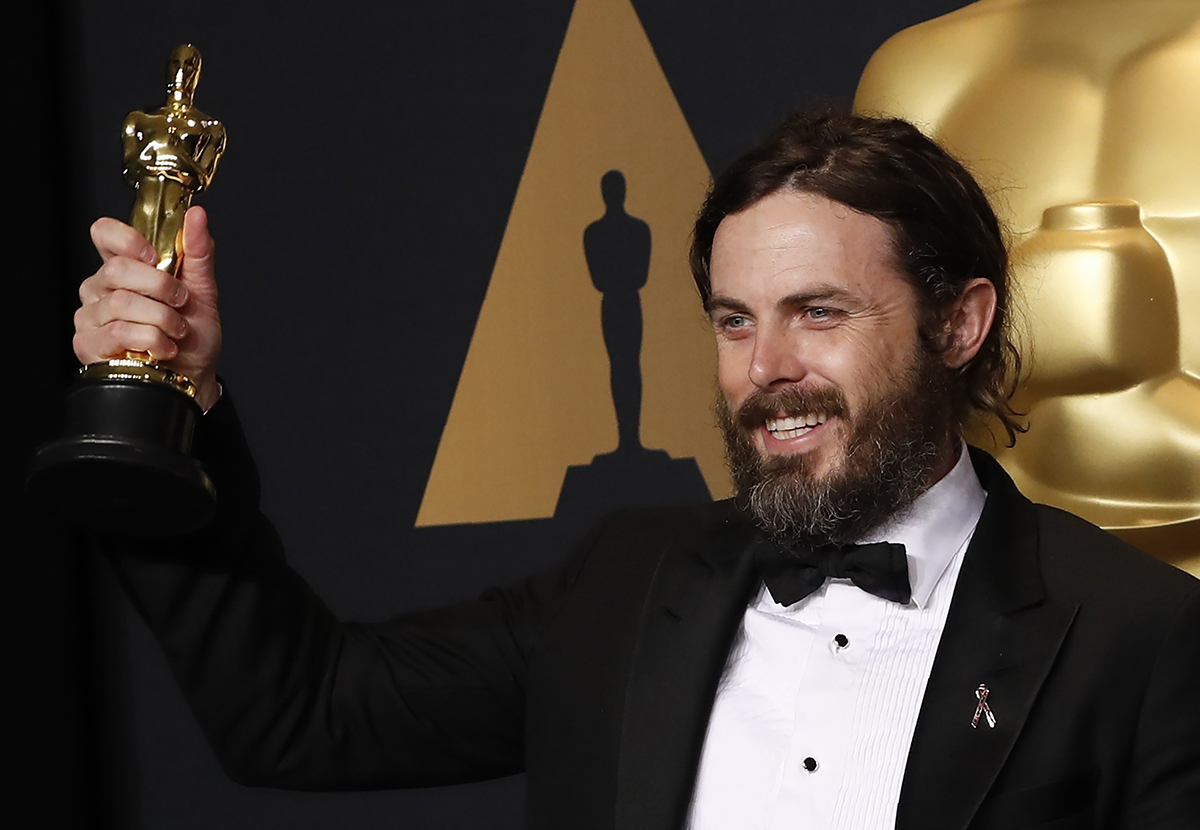 89th Academy Awards - Oscars Backstage - Hollywood, California, U.S. - 26/02/17 - Casey Affleck poses with his Oscar for Best Actor for "Manchester by the Sea" REUTERS/Lucas Jackson