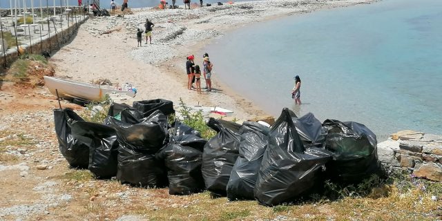 Εθελοντικός-καθαρισμός-στις-παραλίες-της-Αμοργού-9-1