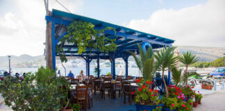 Corner: Η ταβέρνα που βλέπει εκεί ακριβώς που δύει ο ήλιος