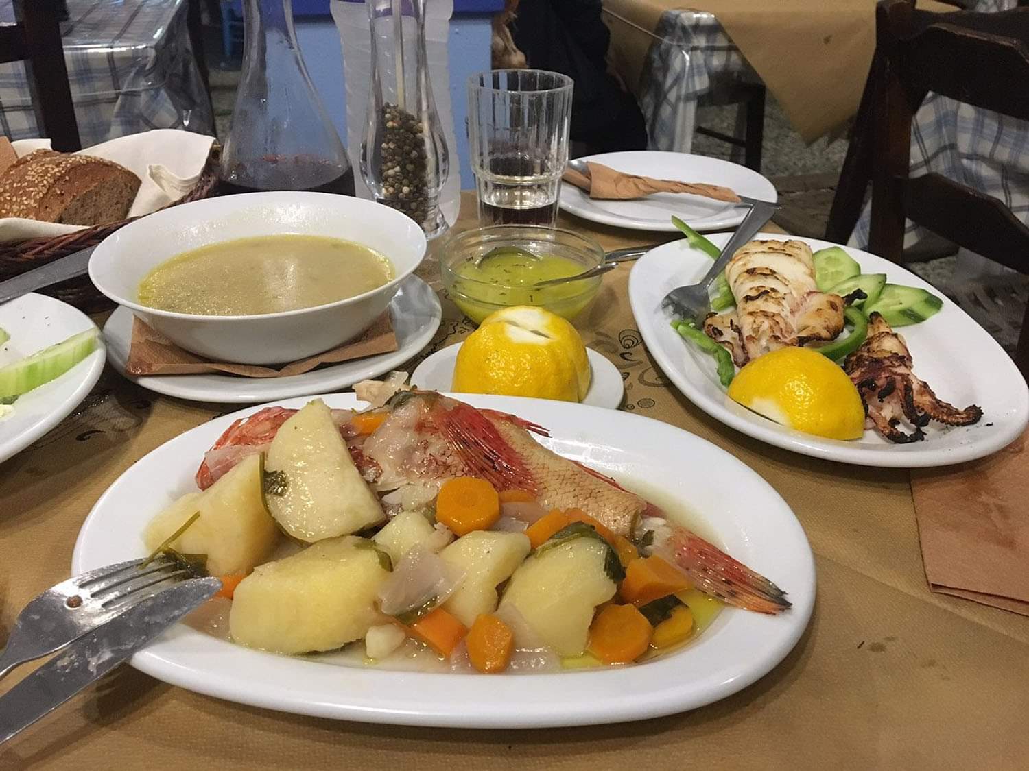 Αμοργιανή Κακαβιά: Παραδοσιακή Κακαβιά με καρότο, κρεμμύδι, πατάτα, σέλινο