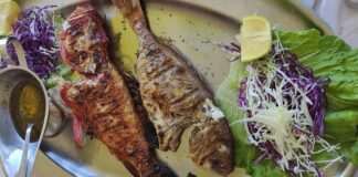 Φρέσκα ψάρια και όχι μόνο στην ταβέρνα Μαρουσώ στην Αρκεσίνη